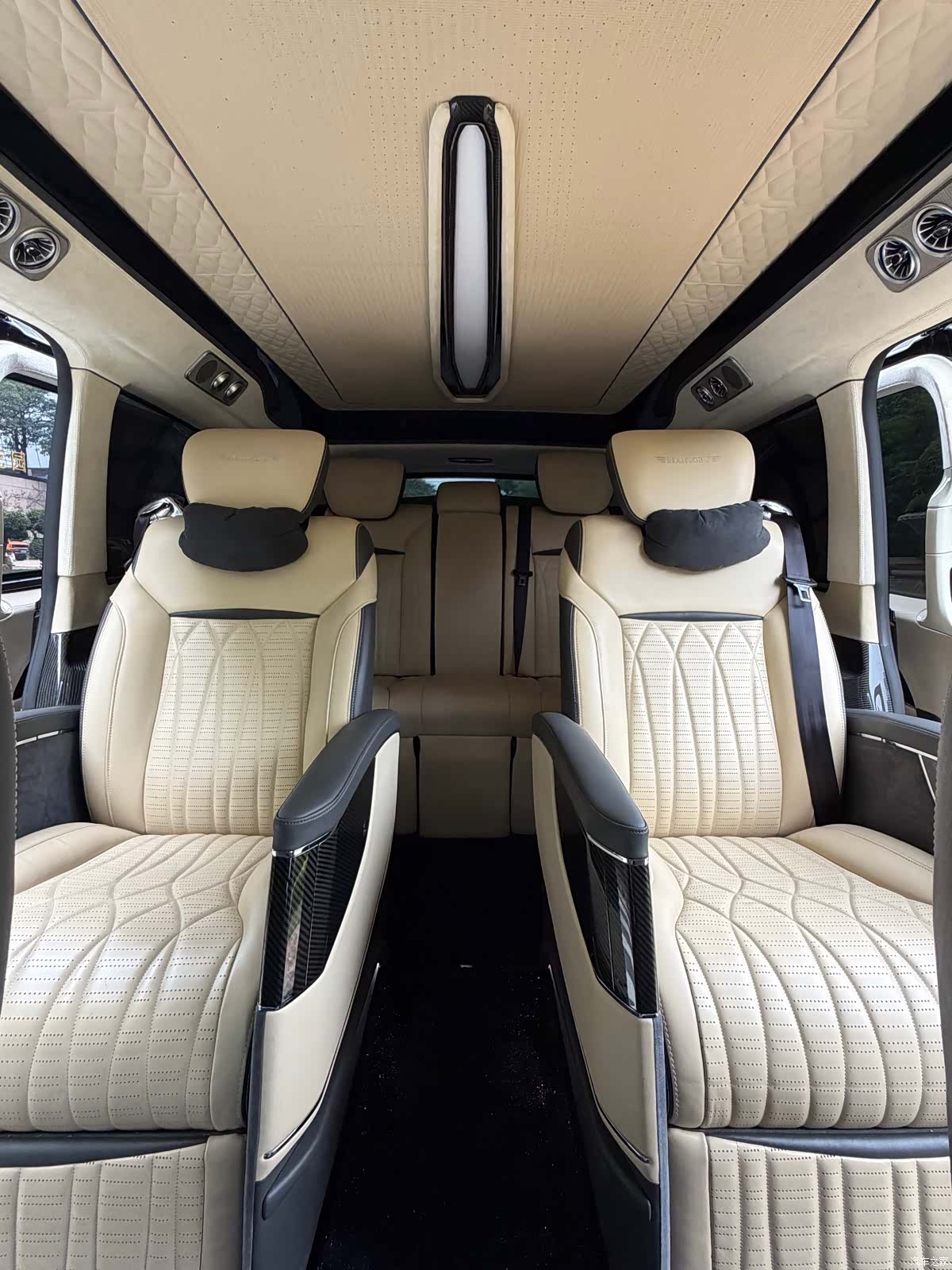 Mercedes-Benz V-Class, 2024 13