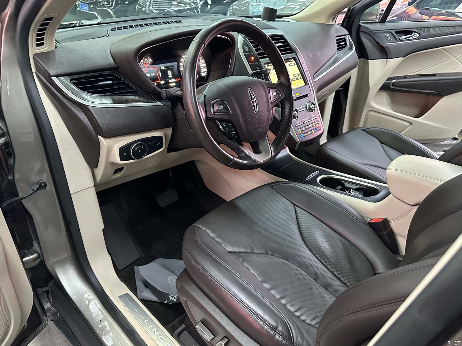 Lincoln MKC, 2017 8
