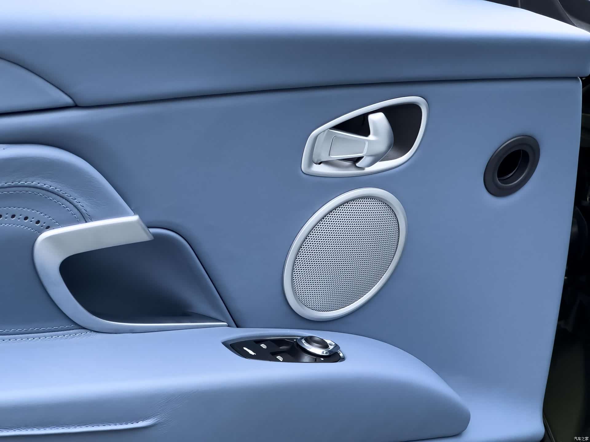 Aston Martin DB11, 2023 13