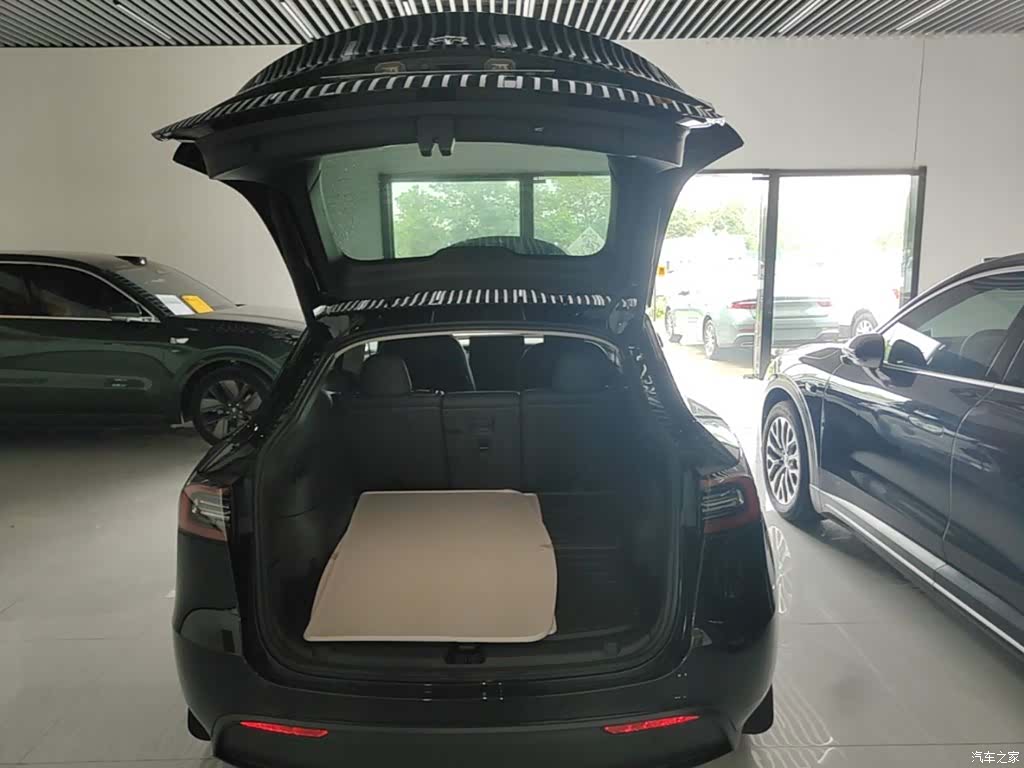 Tesla Model Y, 2023 19