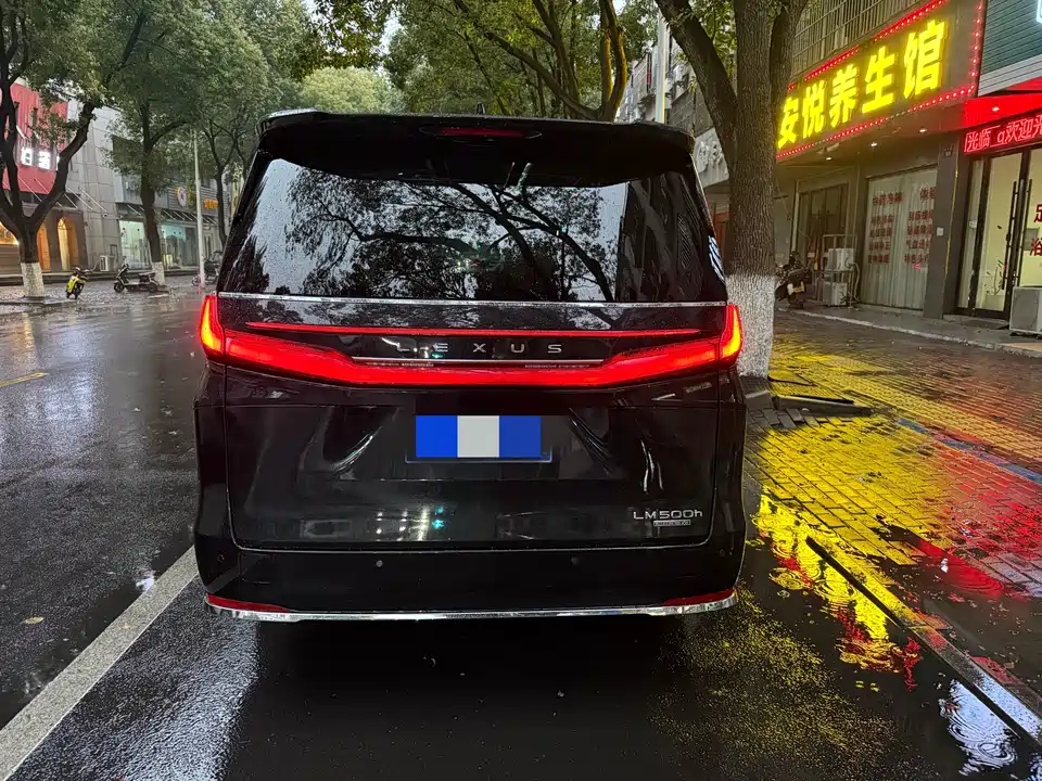 Lexus LM