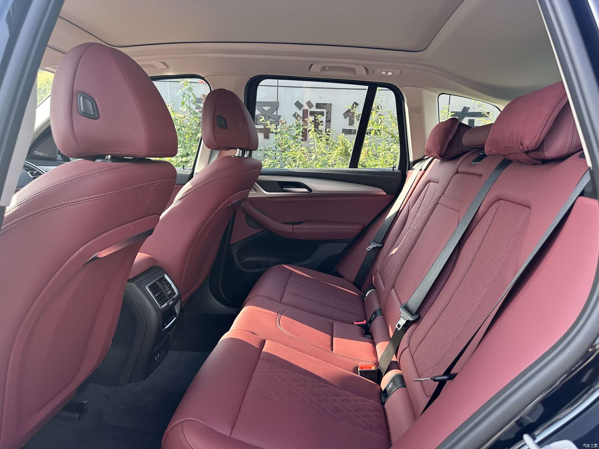 BMW iX3, 2025 4