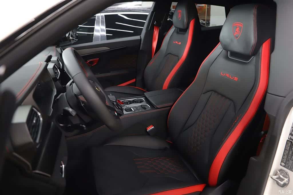 Lamborghini Urus, 2024 6