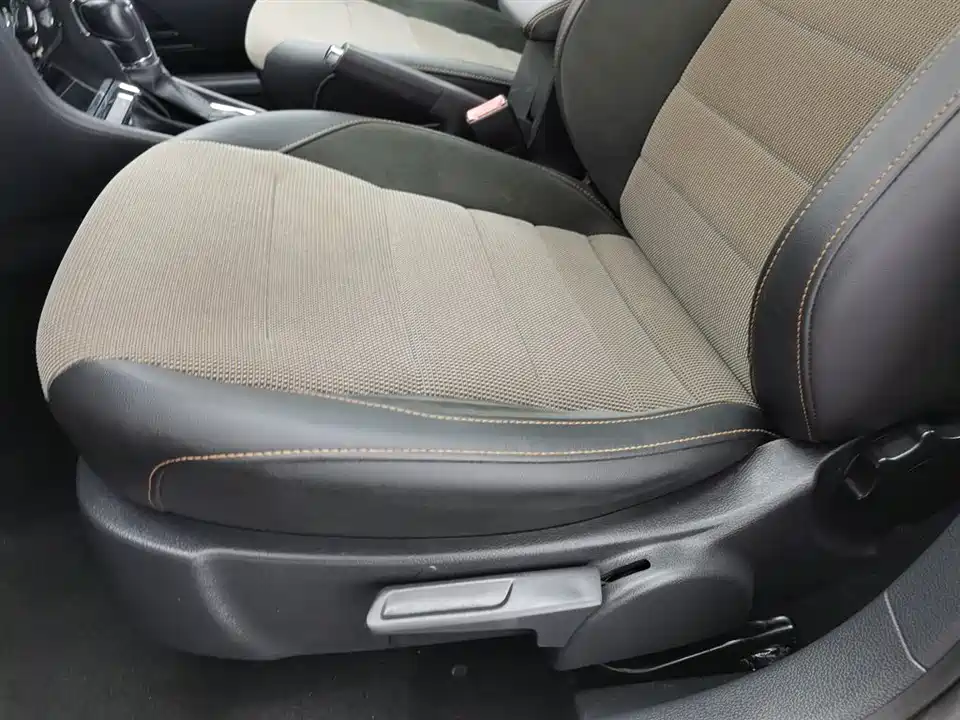 Volkswagen C-TREK Wei Collar
