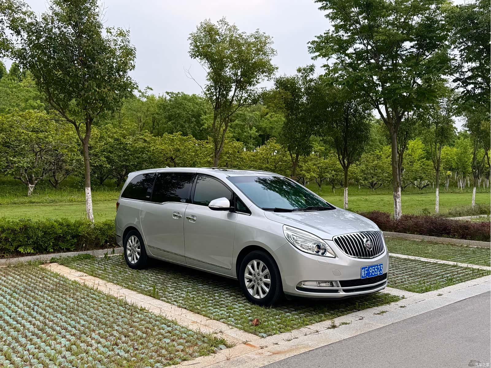 Buick GL8, 2012 1