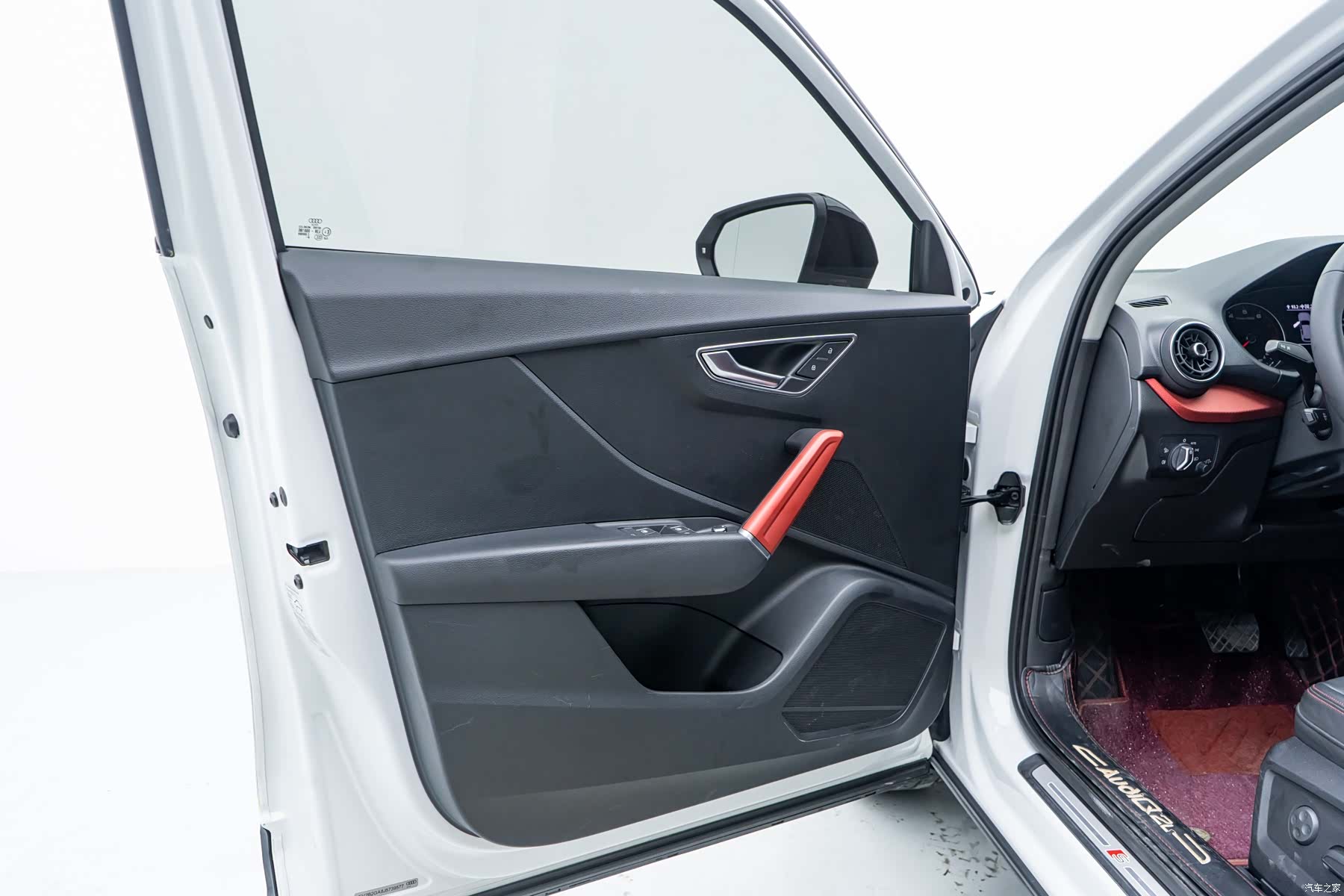 Audi Q2L, 2019 13