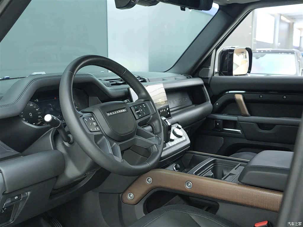 Land Rover Defender, 2024 7