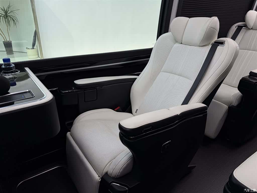 Toyota Coaster, 2023 34