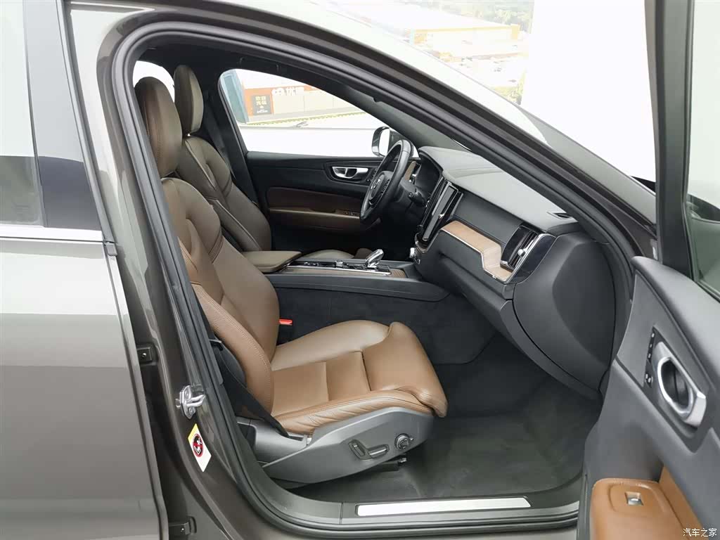 Volvo XC60, 2022 23