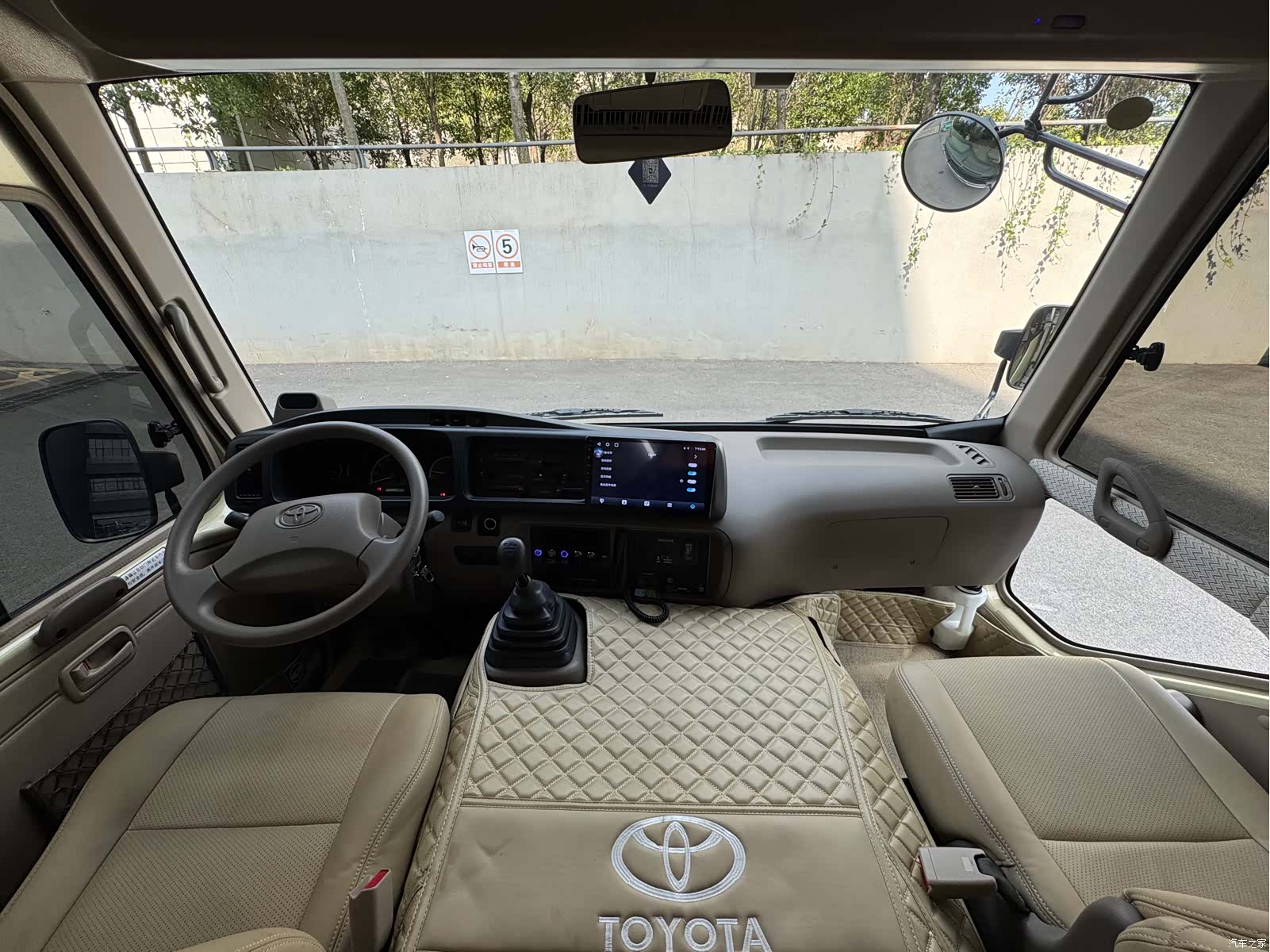 Toyota Coaster, 2023 28