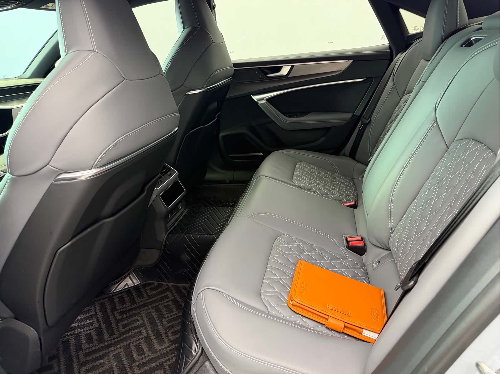 Audi A7L, 2026 11