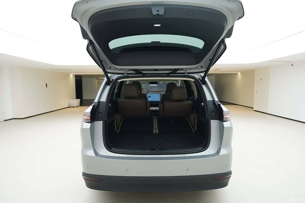 Li Auto i8, 2026 6