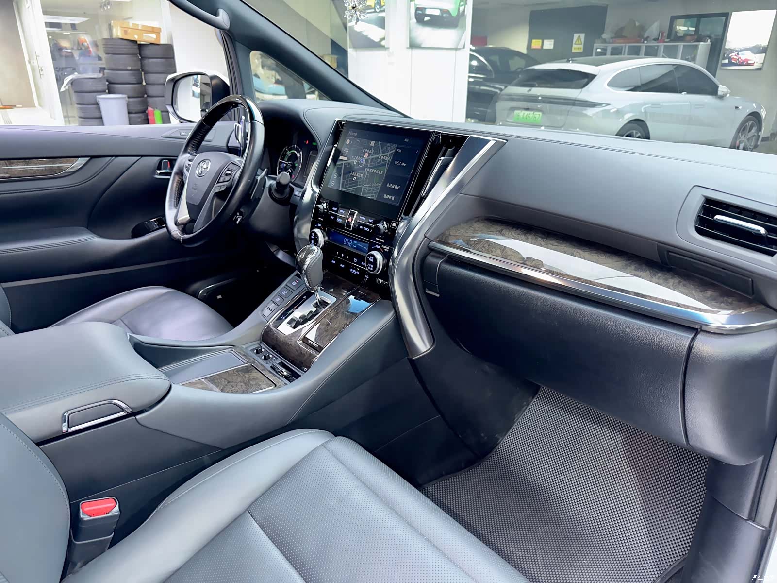 Toyota Alphard, 2022 25