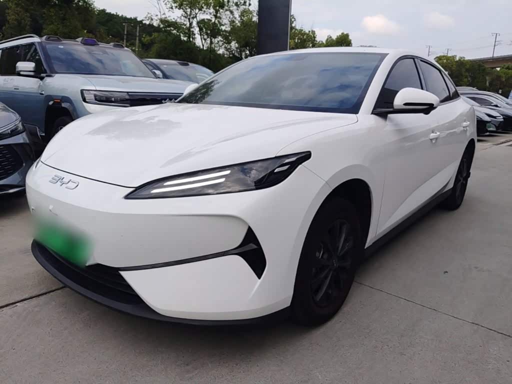 BYD e7