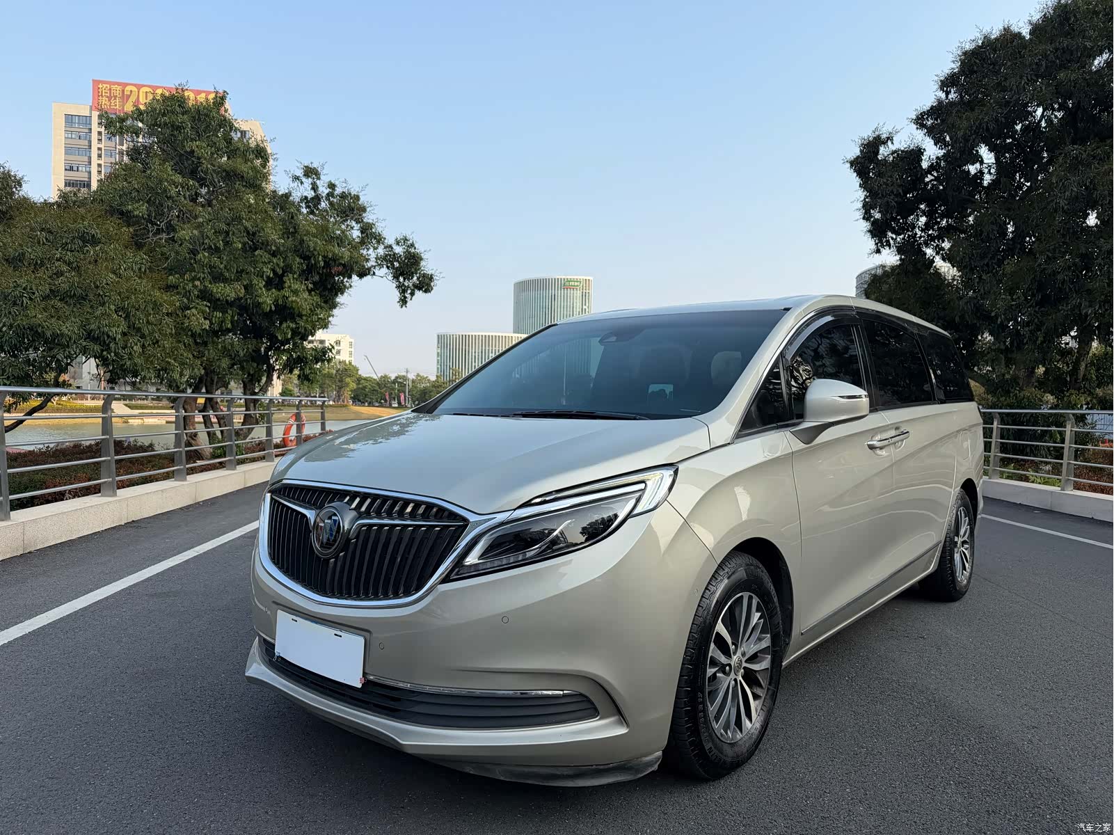 Buick GL8, 2017 1