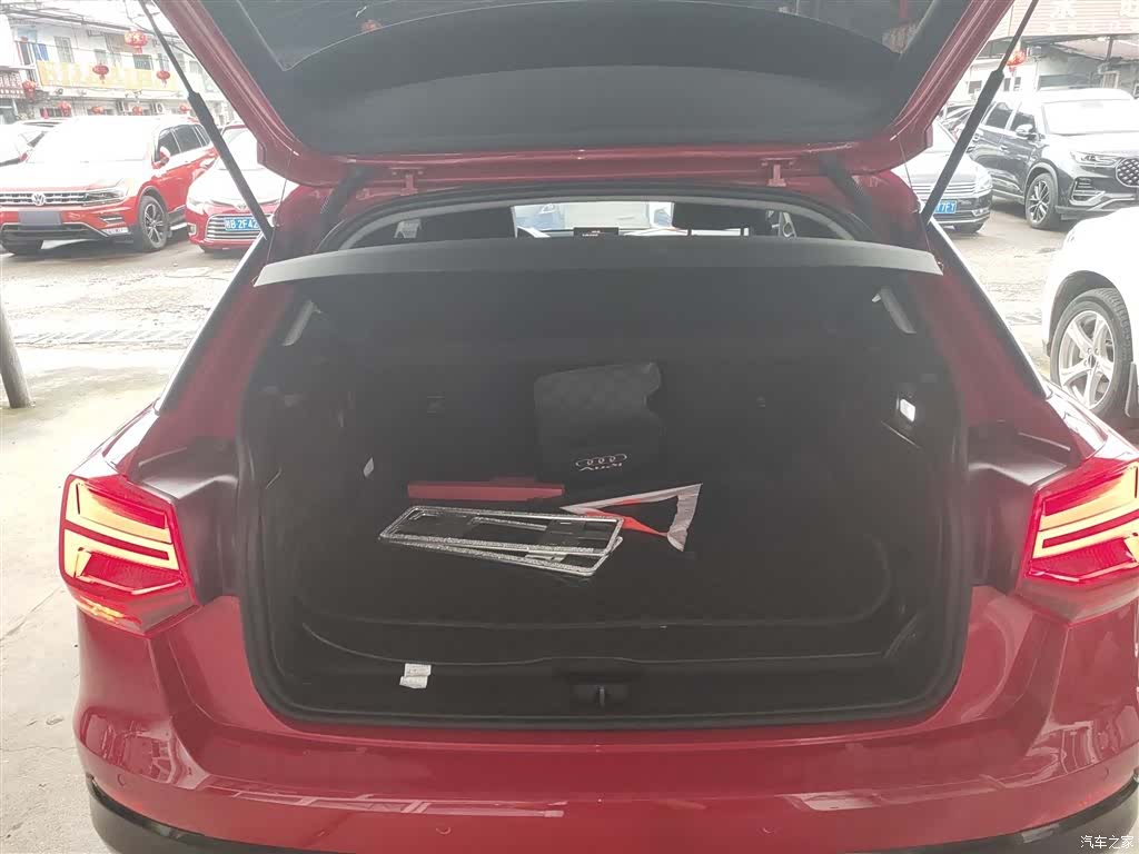 Audi Q2L, 2019 14