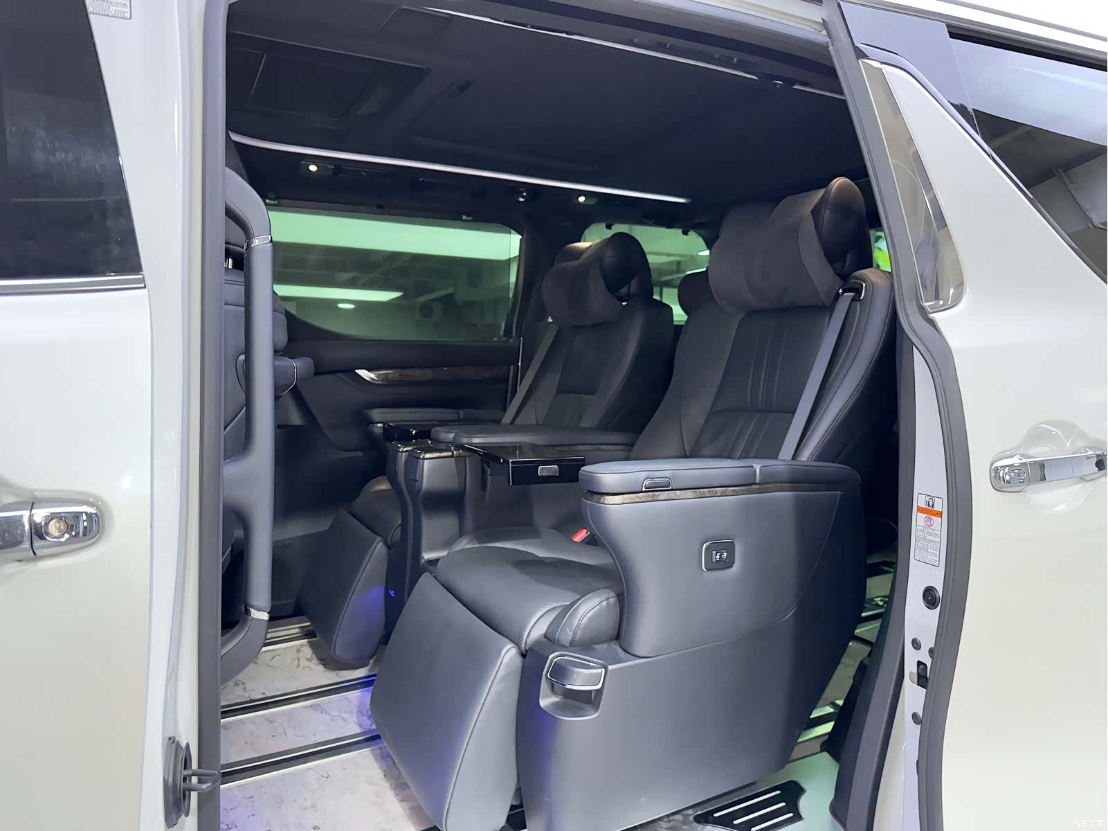 Toyota Alphard, 2022 17