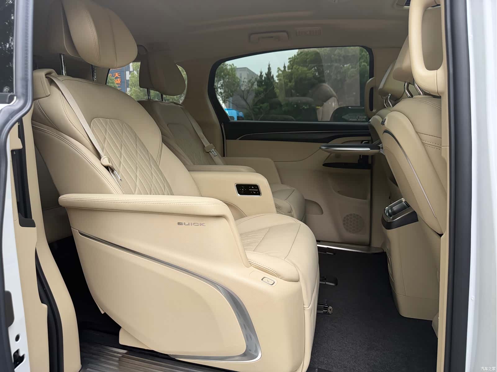 Buick GL8, 2022 13