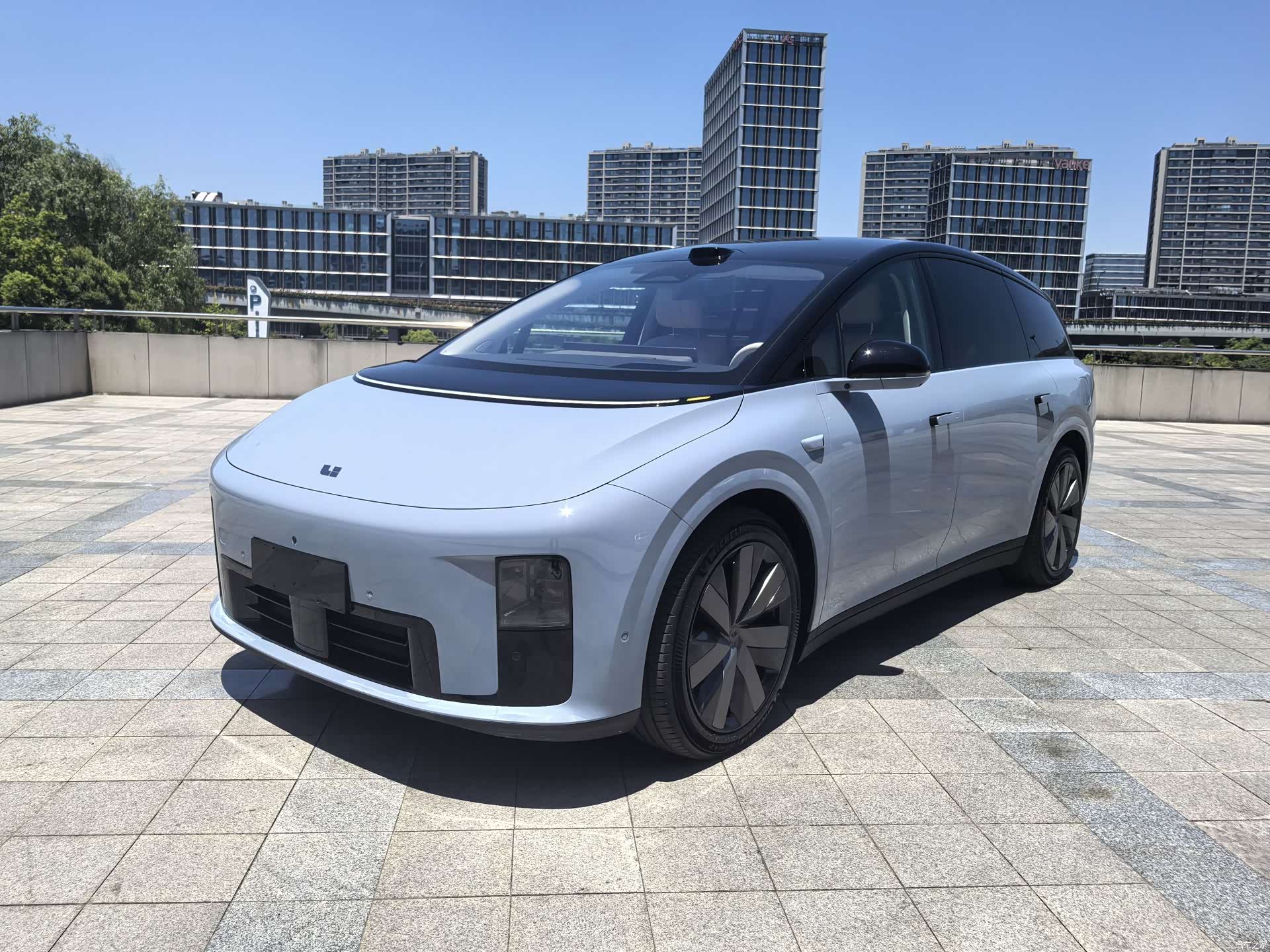 Li Auto i8, 2025 1