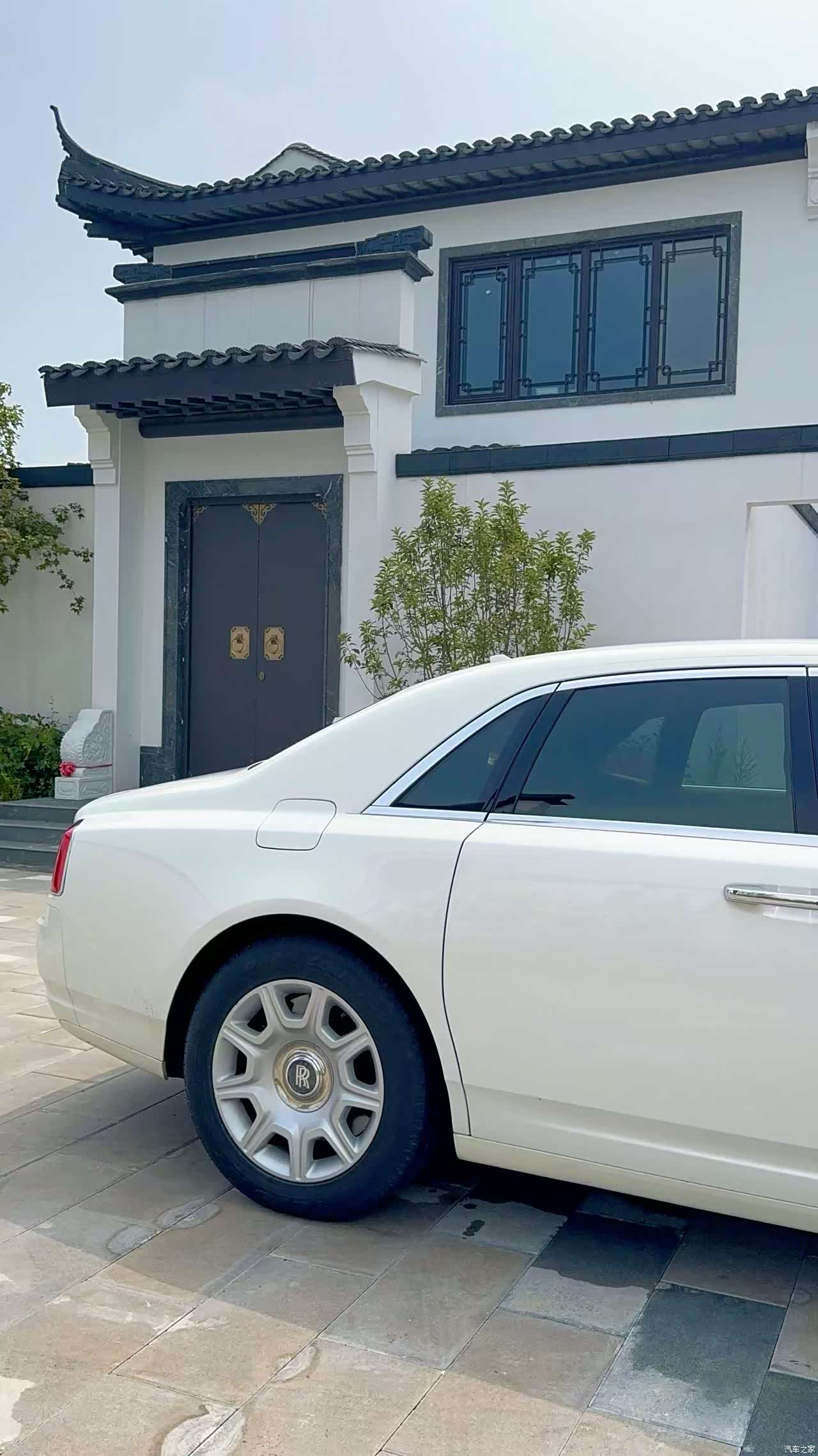 Rolls-Royce Ghost, 2011 все фото