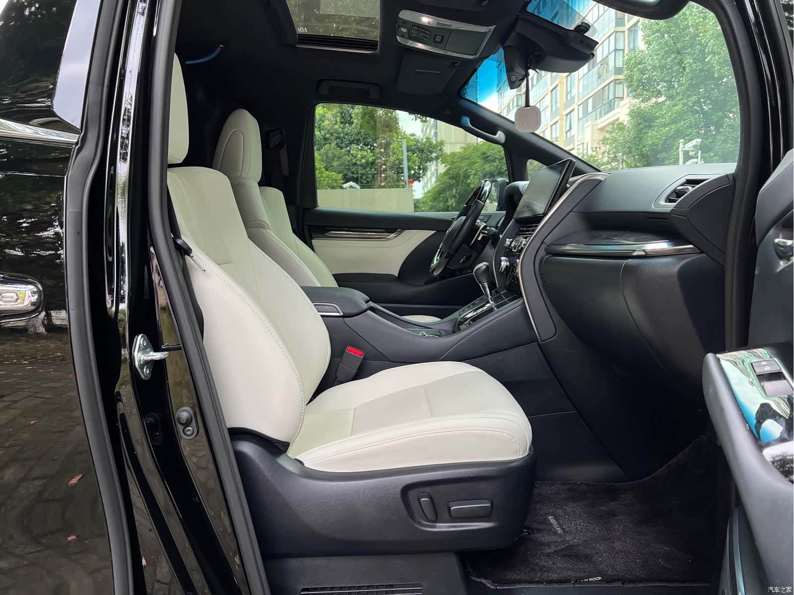 Lexus LM, 2022 11
