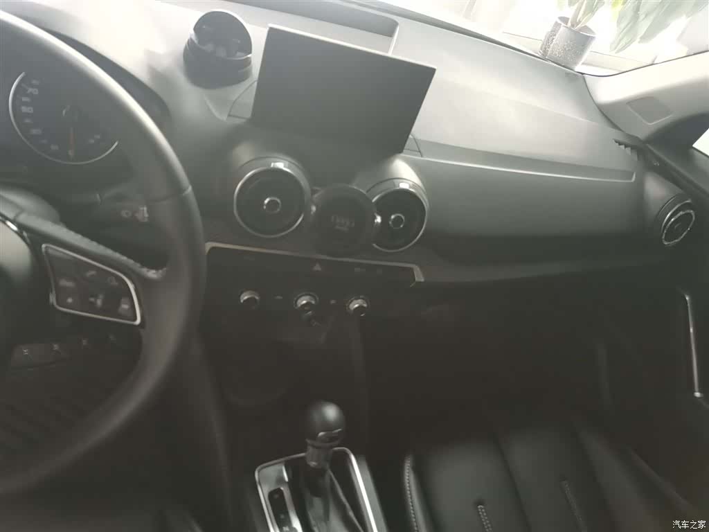 Audi Q2L, 2020 все фото