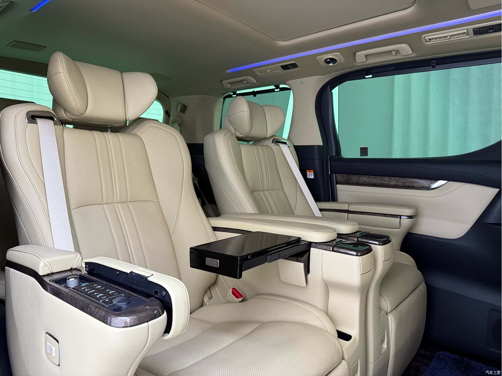 Toyota Vellfire, 2023 12
