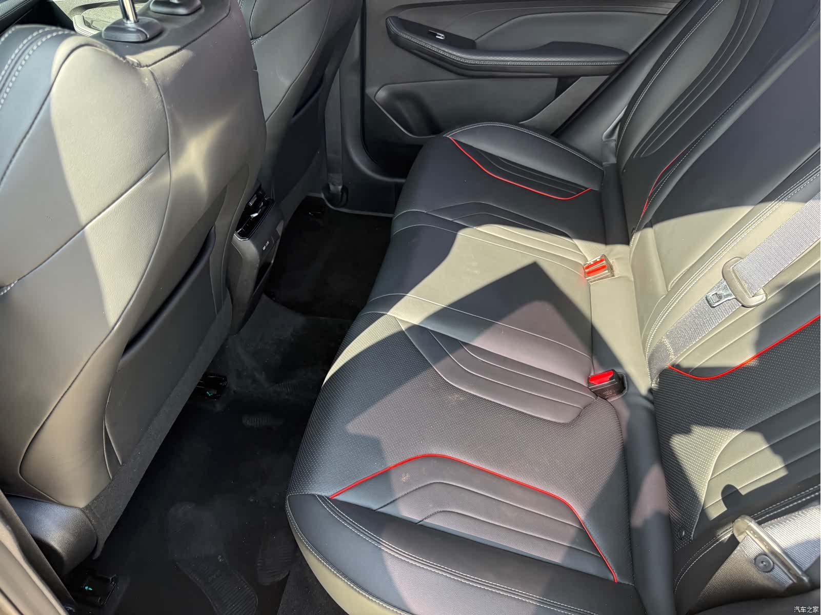 Geely Binray, 2022 13