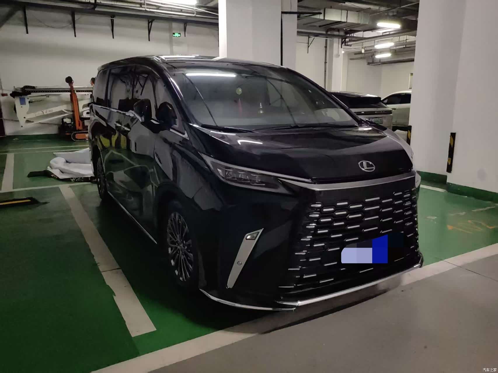 Lexus LM, 2025 3