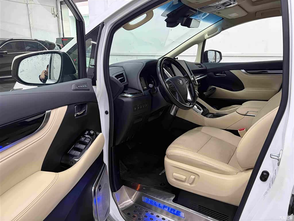 Toyota Vellfire, 2021 3
