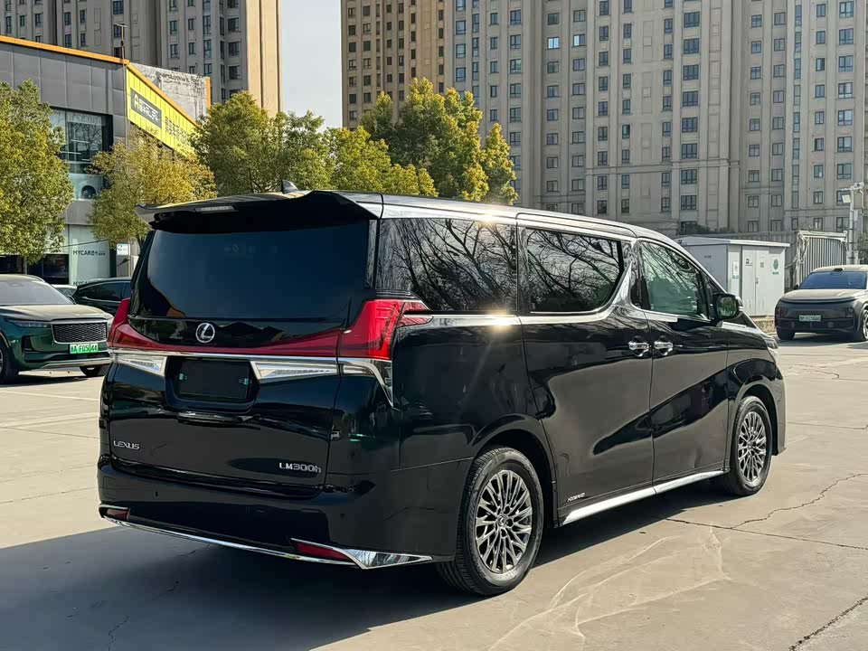 Lexus LM