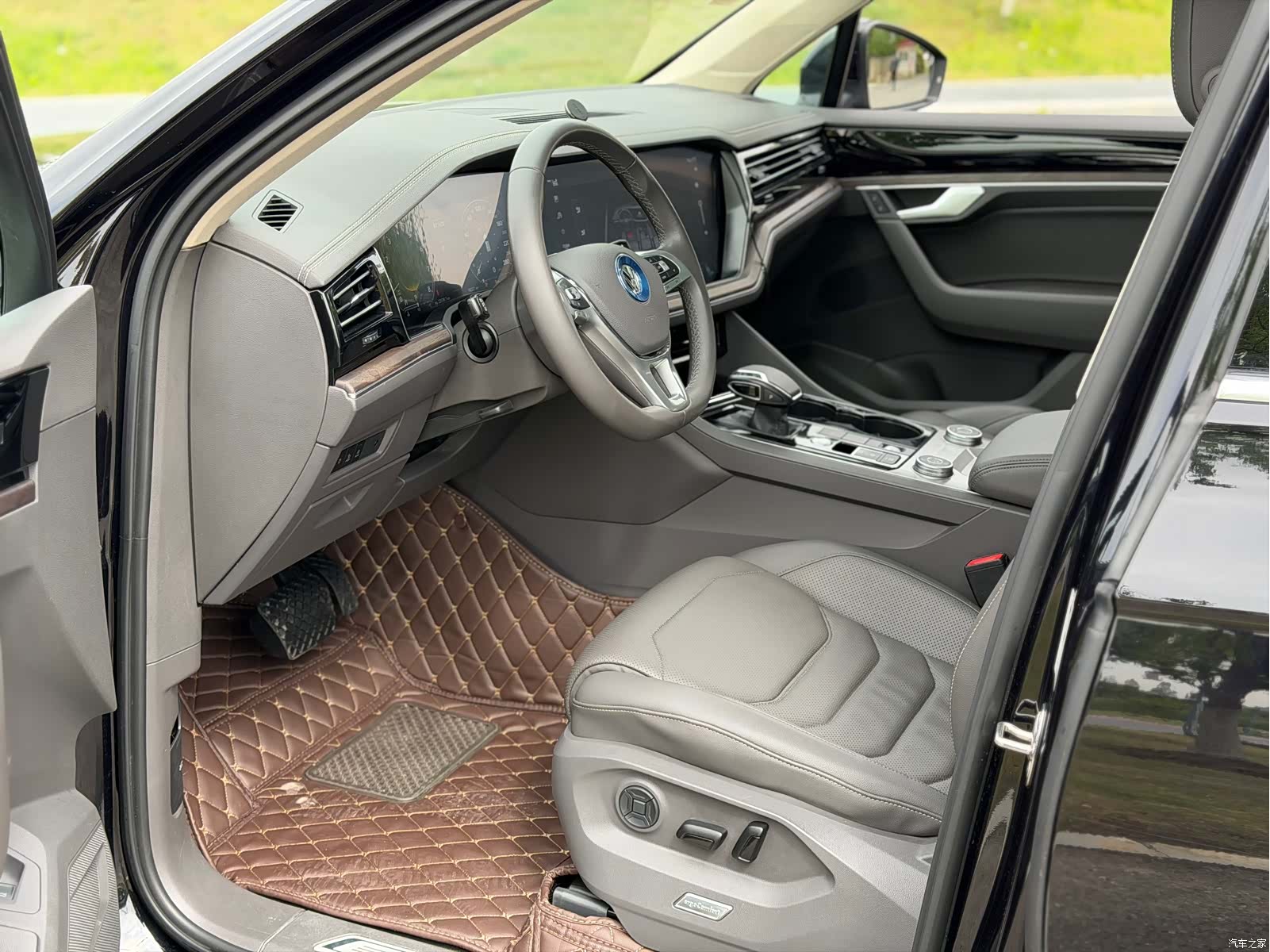 Volkswagen Touareg, 2019 все фото