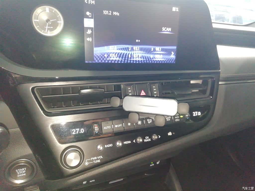 Lexus ES, 2022 13