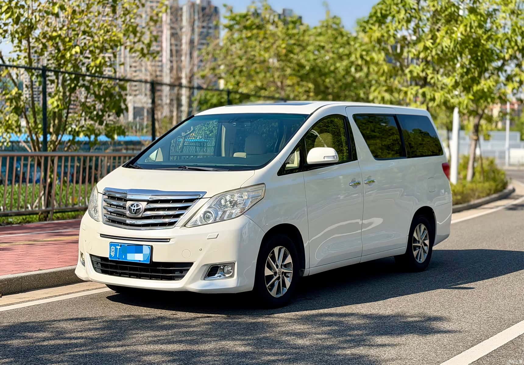 Toyota Alphard, 2012 1