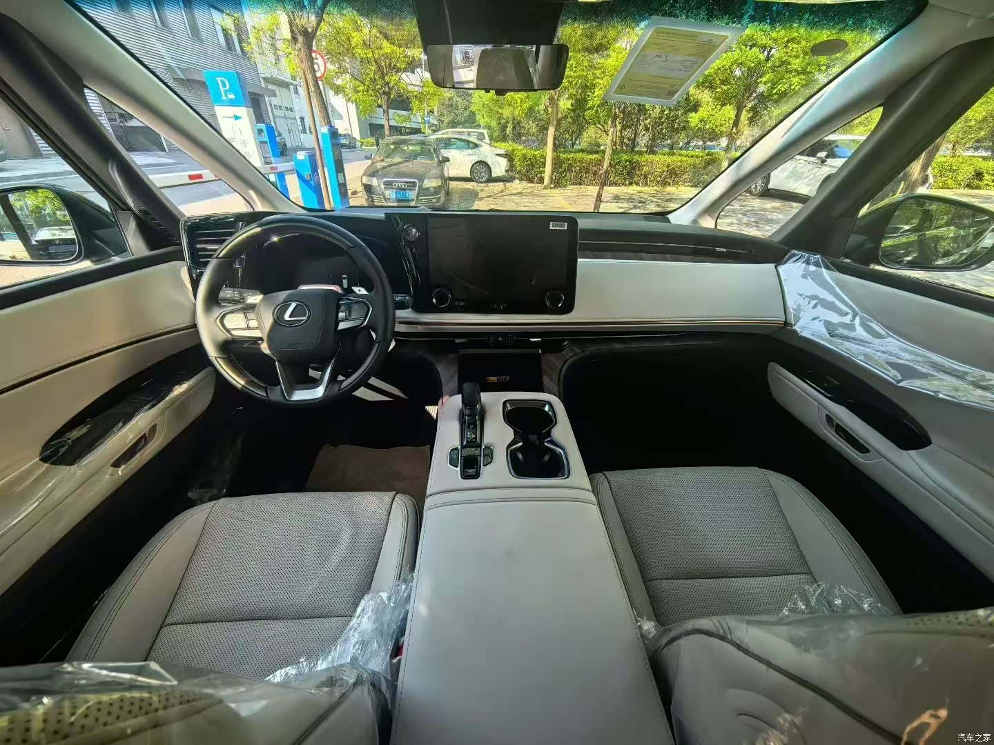 Lexus LM, 2025 13