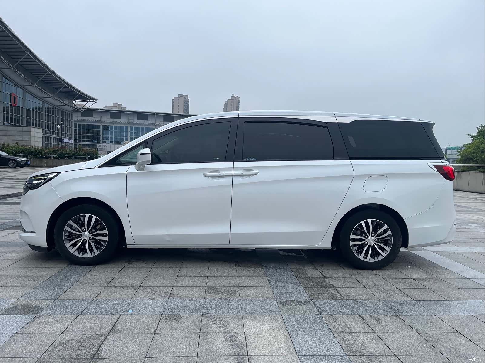 Buick GL8, 2022 3