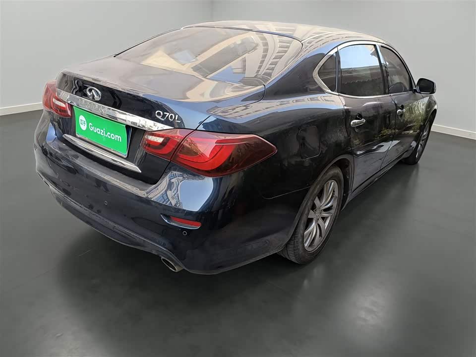 Infiniti Q70
