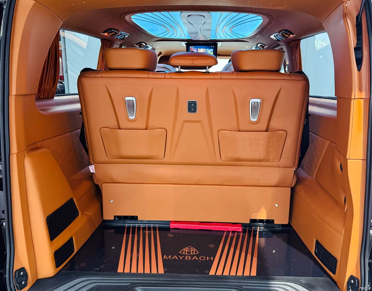 Mercedes-Benz 7, 2023 27