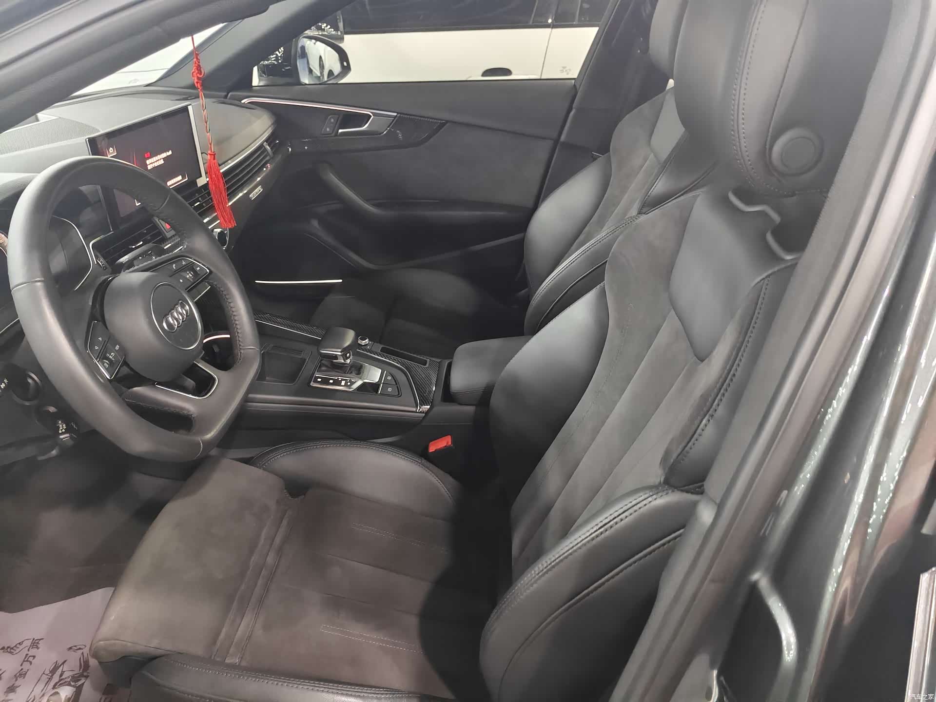 Audi A4L, 2022 все фото