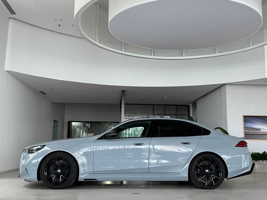BMW M5 PHEV 2025, фото 4