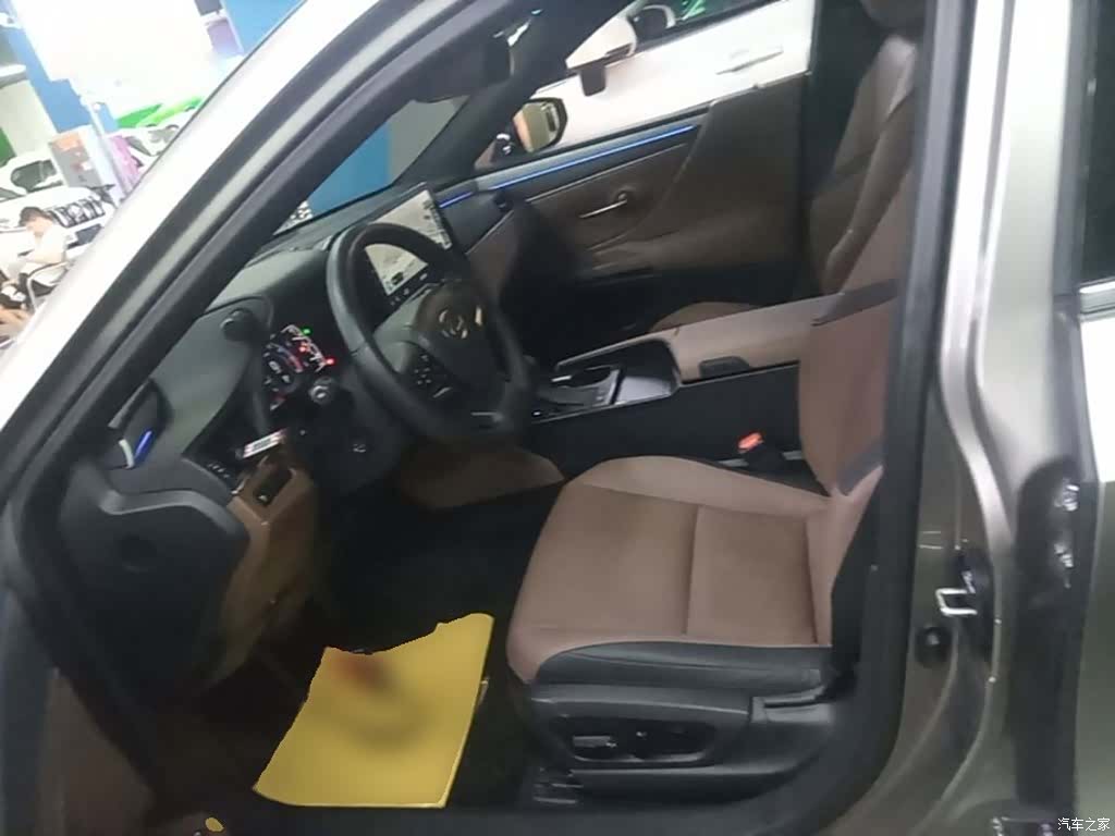 Lexus ES, 2025 15