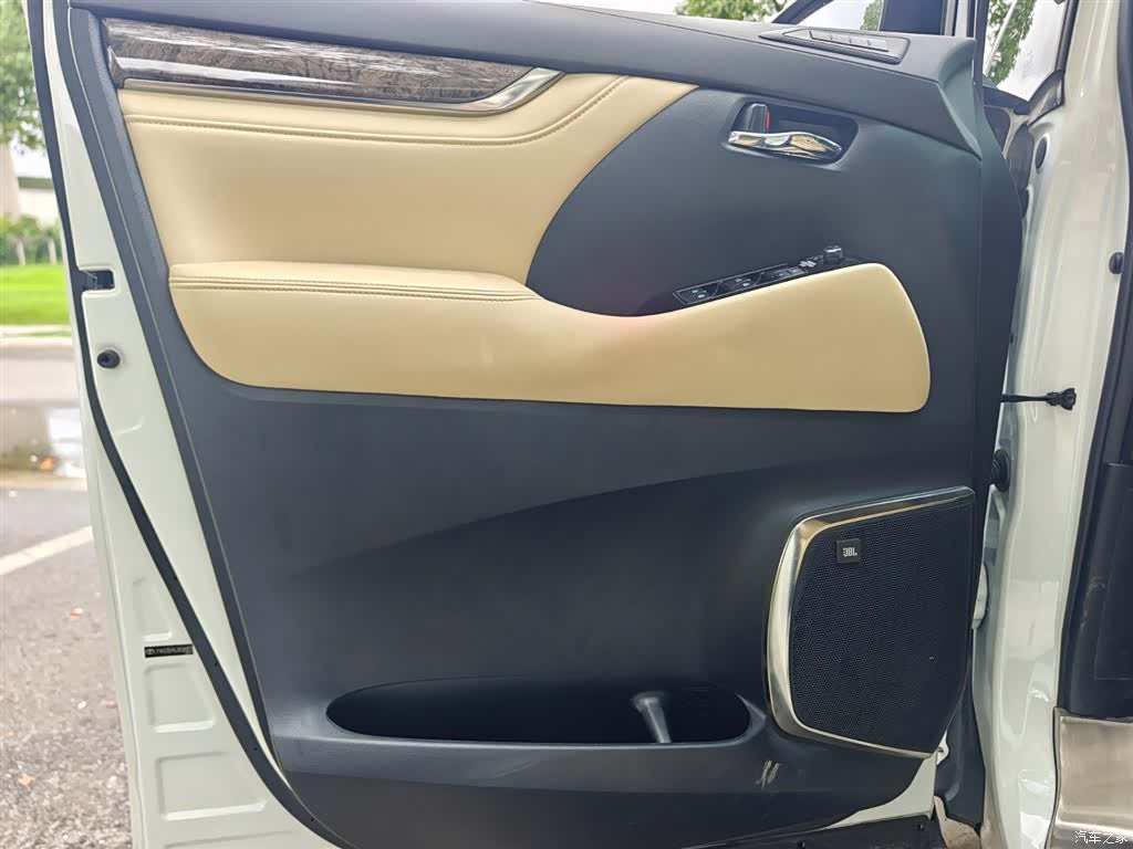 Toyota Vellfire, 2020 11