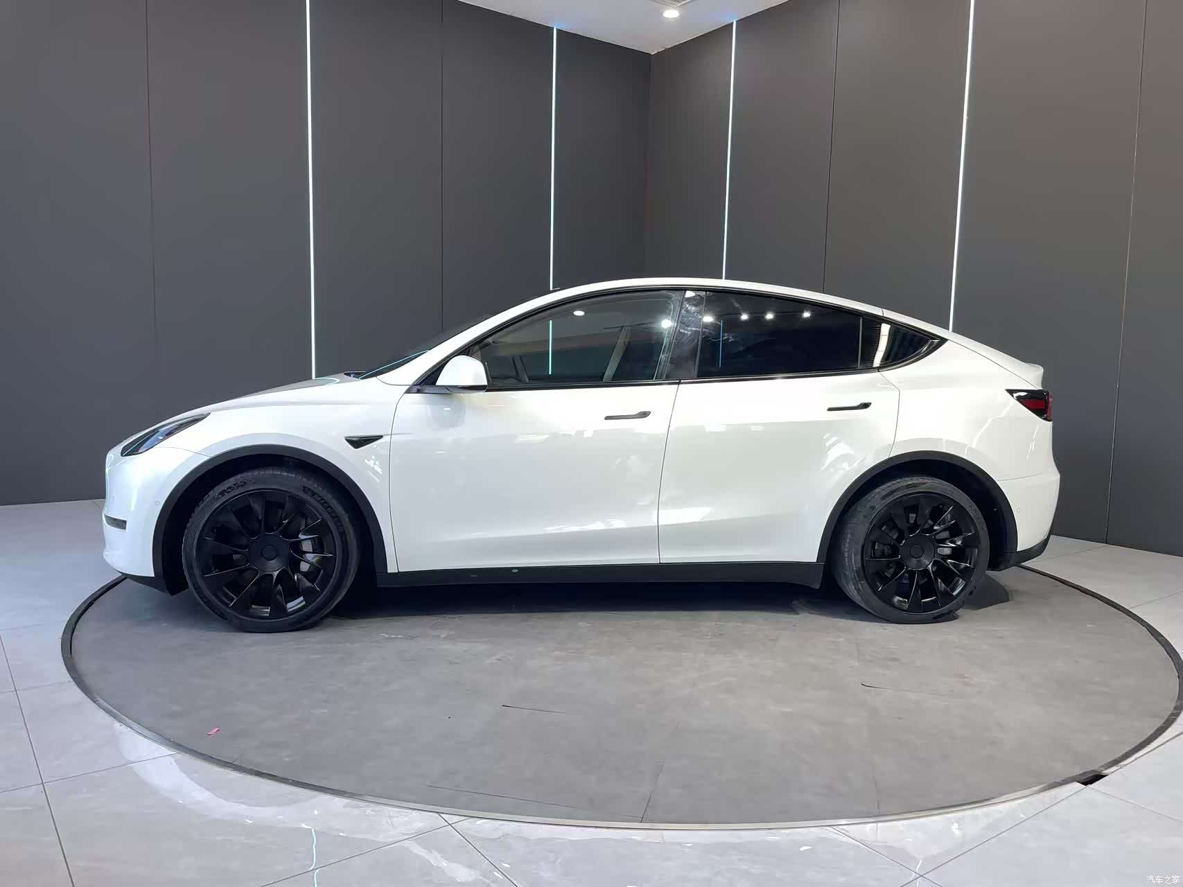 Tesla Model Y, 2021 4