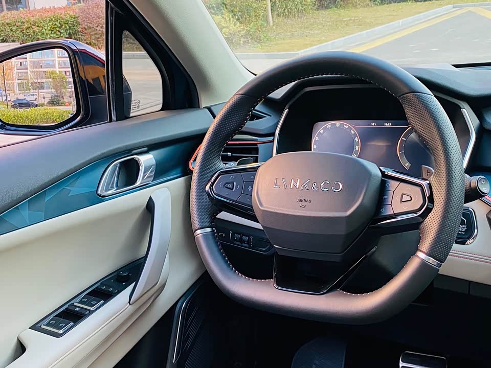 Lynk & Co 06