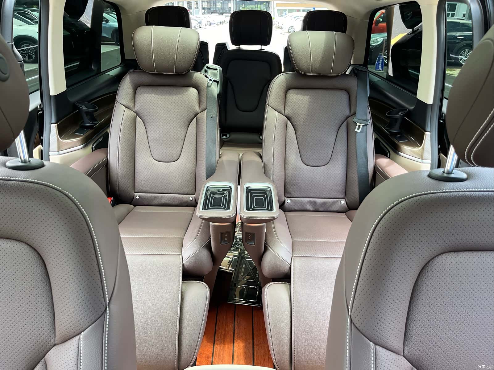 Mercedes-Benz V-Class, 2022 13