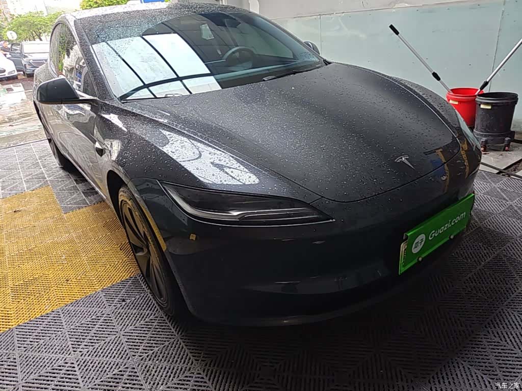 Tesla Model 3, 2025 4