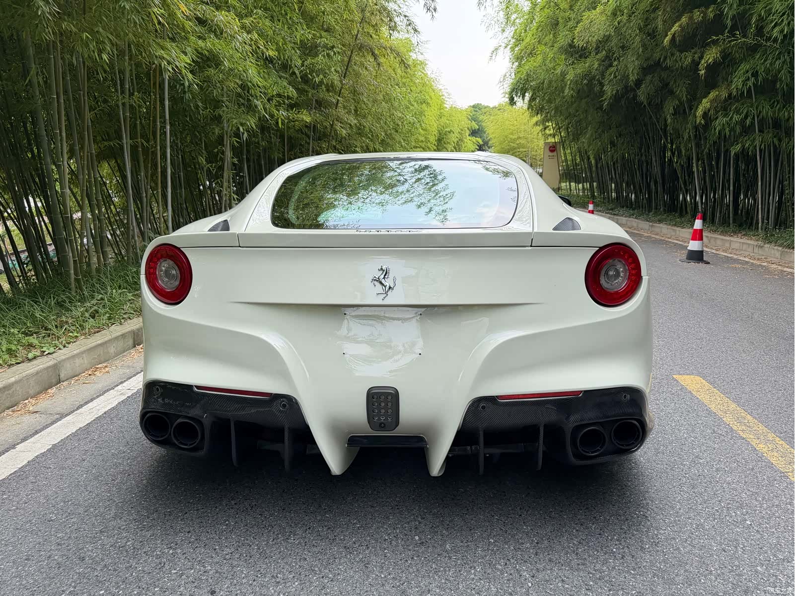 Ferrari F12ber, 2013 7