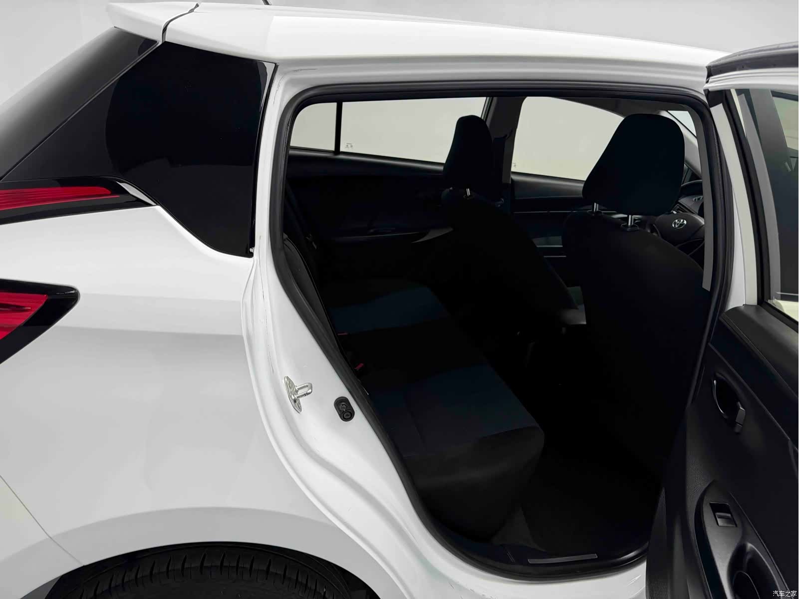 Toyota YARiS L, 2019 21