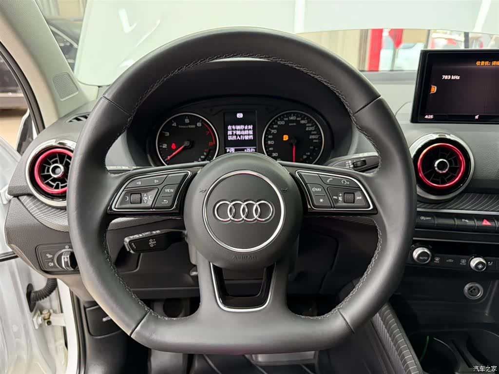 Audi Q2L, 2023 11