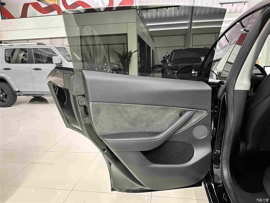 Tesla Model Y, 2023 25